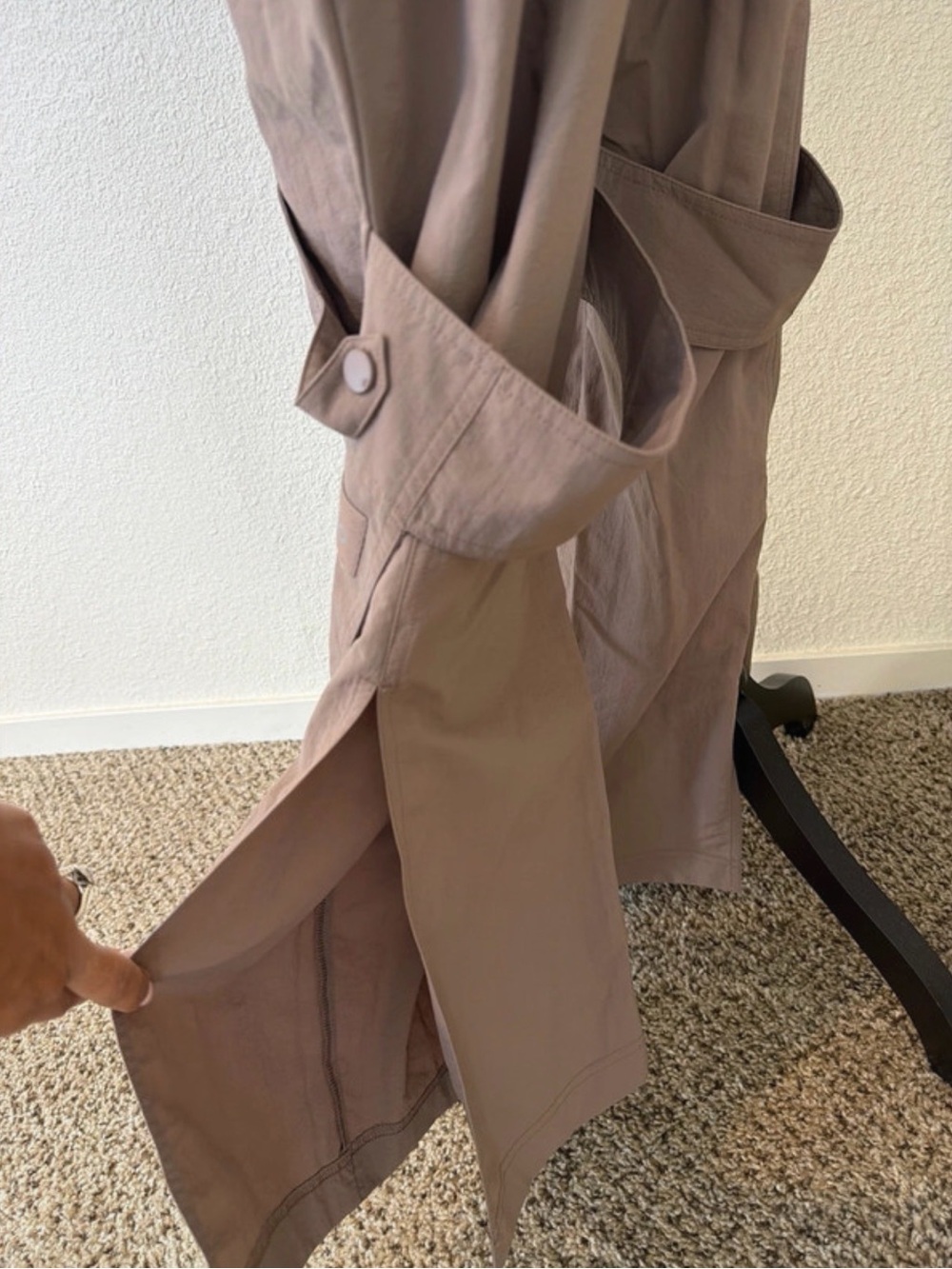 ALO Yoga Wide-Leg Cargo Pants in Mauve - Picture 5 of 10